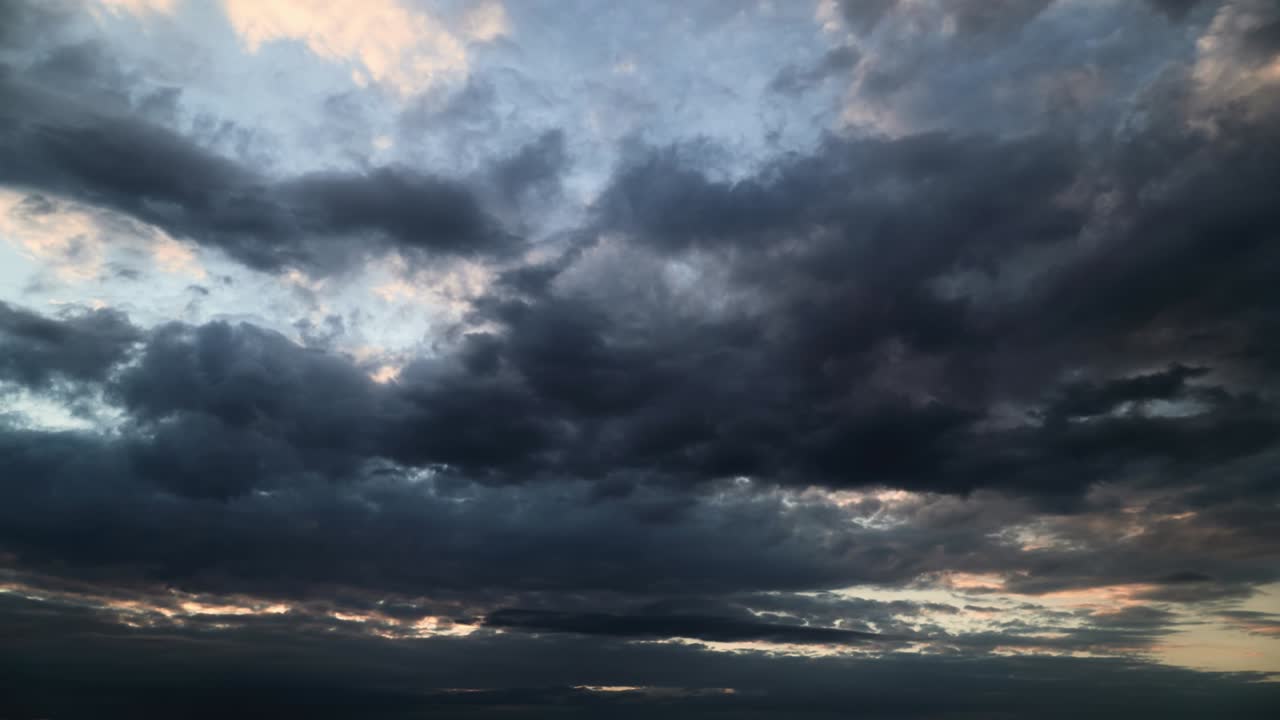 어두운 극적인 폭풍우 하늘의 시간 경과