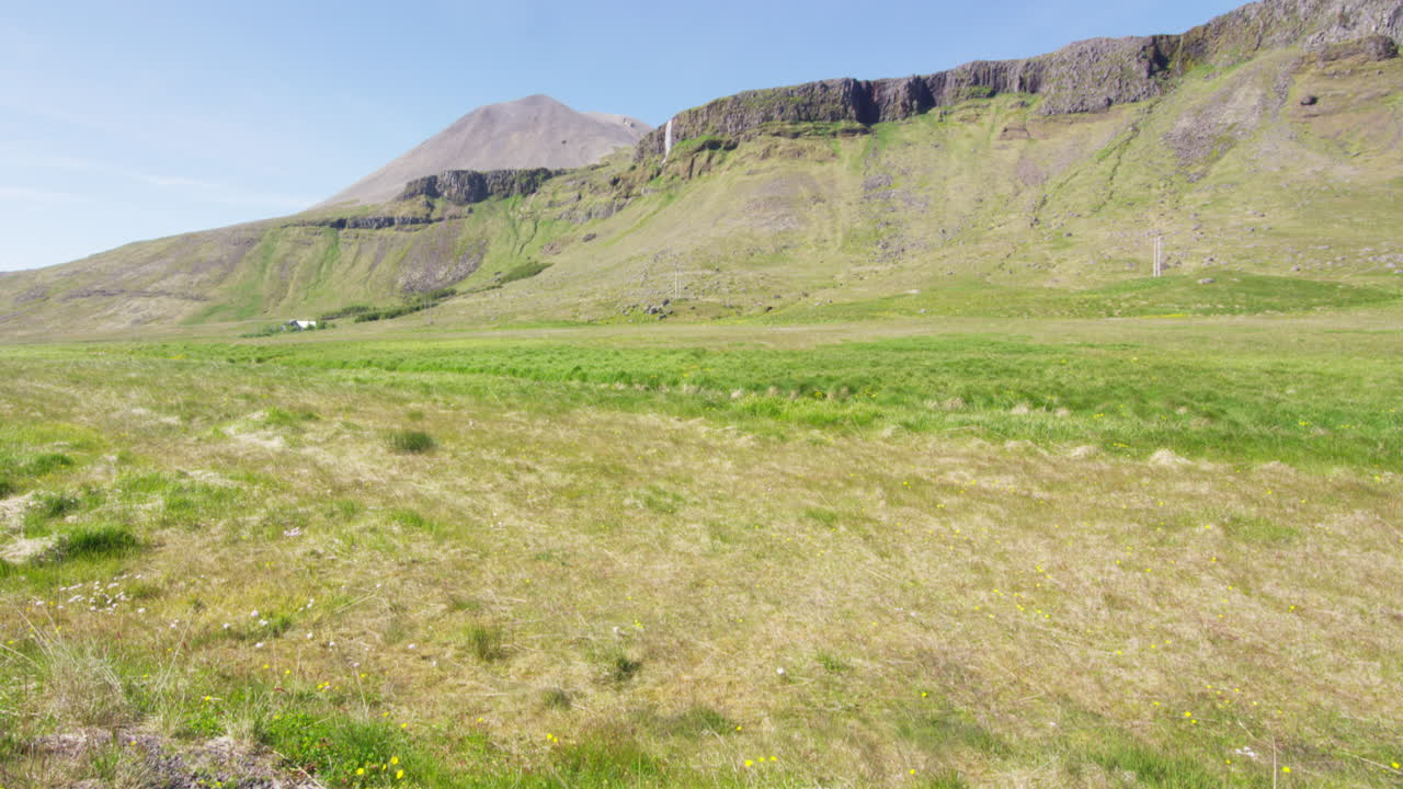 pastizales y montañas, península de snaefellsnes, islandia, tiro ancho inclinado hacia arriba