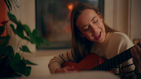 Mujer-Tocando-La-Guitarra-Escribiendo-Canciones-Componiendo-Música