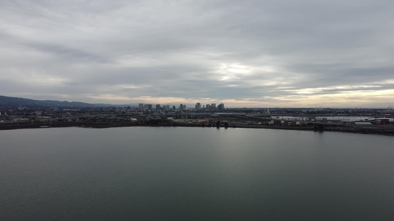 vista aérea de un dron de oakland, california tomada desde el puerto deportivo de emeryville