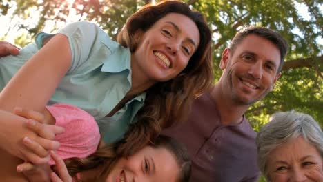 familia extendida sonriendo en el parque