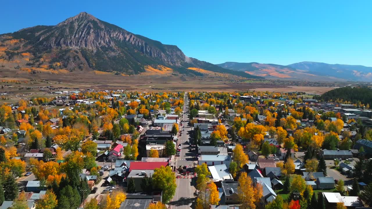 가을 에 산 마을 의 공중 사진