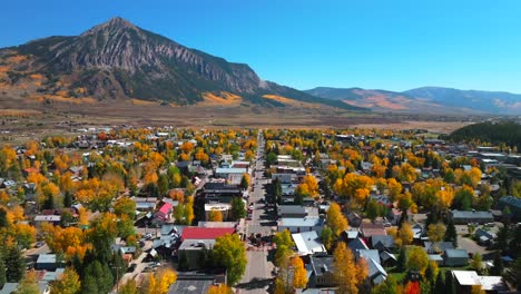 vista aérea de una ciudad montañosa en otoño