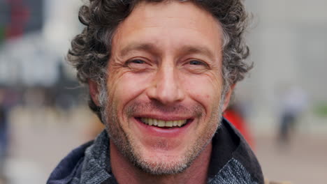 retrato de un hombre sonriente