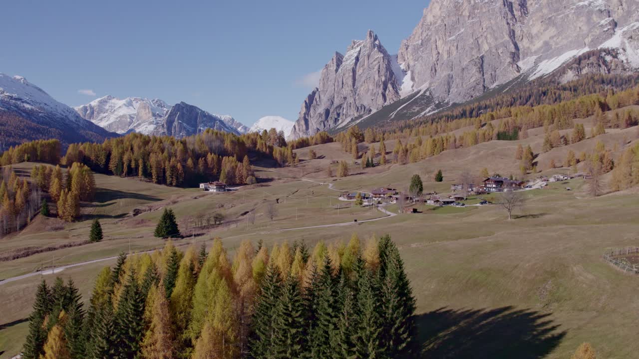 Efterårsfarver omgiver Cortina d'Ampezzo med Dolomit-toppe, Italien