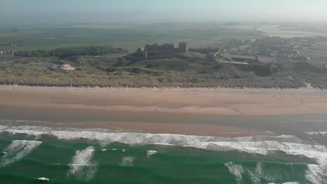 Vista-Aérea-De-Un-Castillo-En-La-Playa-En-Escocia