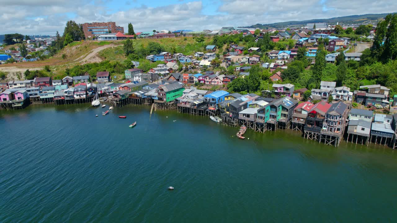 vista a vista de pájaro estableciendo sobre las coloridas palafitas de pedro montt de castro en chiloé, chile en un día soleado