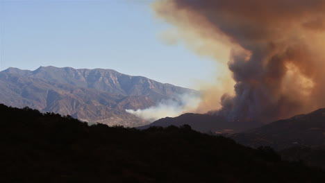 the thomas wildfire fire burns in ventura county southern california 2