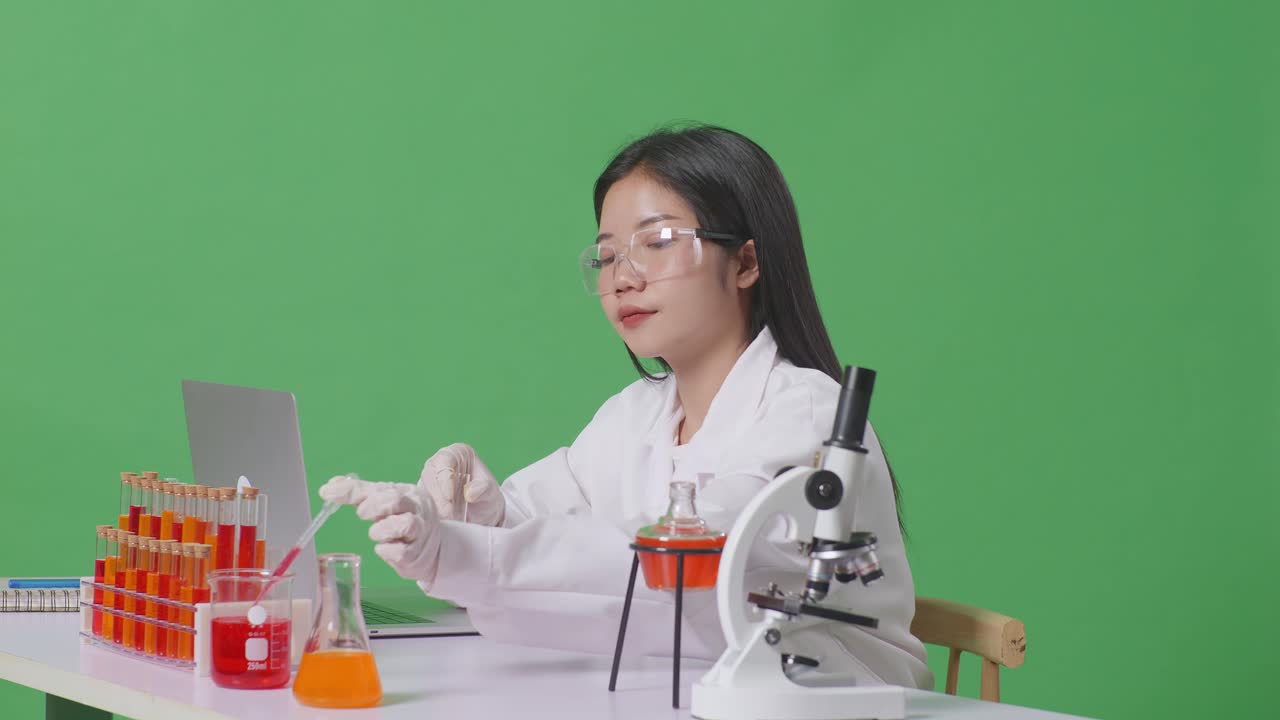 실험실에서 실험관과 다른 실험실 장비를 사용하여 실험을 수행하는 과학자입니다.