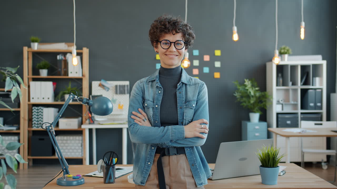 mujer de negocios confiada en una oficina moderna