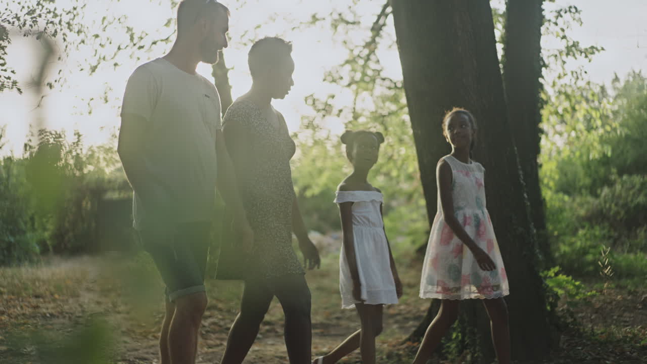 공원 에서 산책 하는 가족