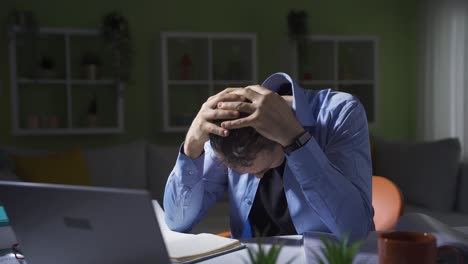 el trabajador de oficina en casa está deprimido y estresado.
