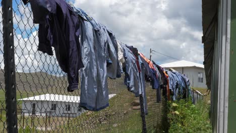 La-Ropa-De-Los-Trabajadores-Colgada-Para-Secarse-En-La-Cerca-Del-Campamento-En-El-Sitio-De-Trabajo-De-La-Represa-Polihali