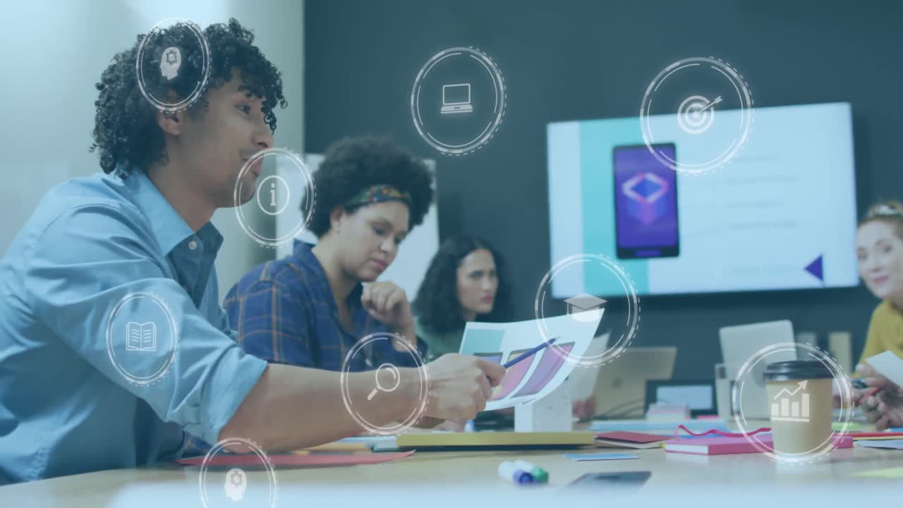 animación de iconos digitales contra el hombre biracial con documento discutiendo con colegas en la oficina