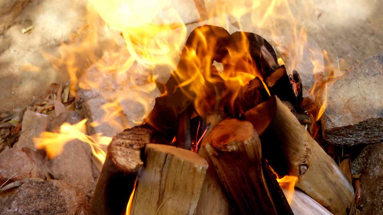 시골 에서 불타고 있는 캠프 불 4k