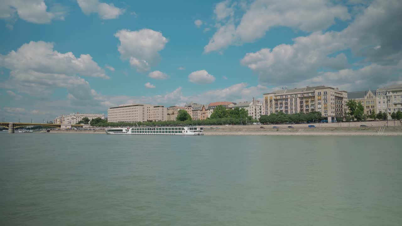 paseo en bote por el danubio, paseo en bote soleado por la tarde de verano