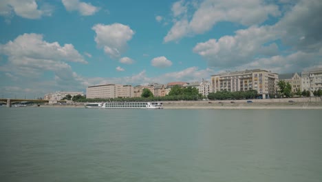 Paseo-En-Bote-Por-El-Danubio,-Paseo-En-Bote-Soleado-Por-La-Tarde-De-Verano