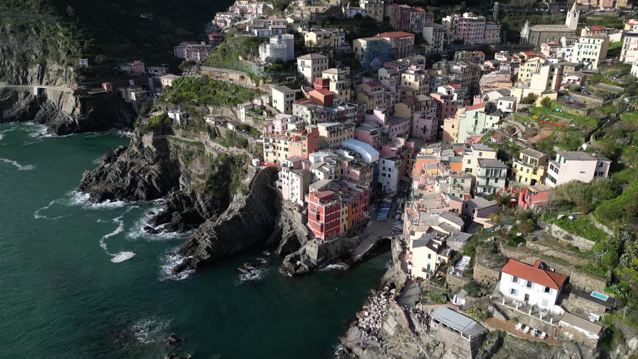 Vue aérienne de Riomaggiore, Cinque Terre, Italie, montrant le village coloré à flanc de falaise au bord de l'océan.