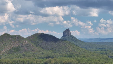 Szenischer-Mount-Coonowrin-Glasshouse-Mountains-Peak,-Sunshine-Coast-Drohne,-Teleparallaxe-4k,-Australien