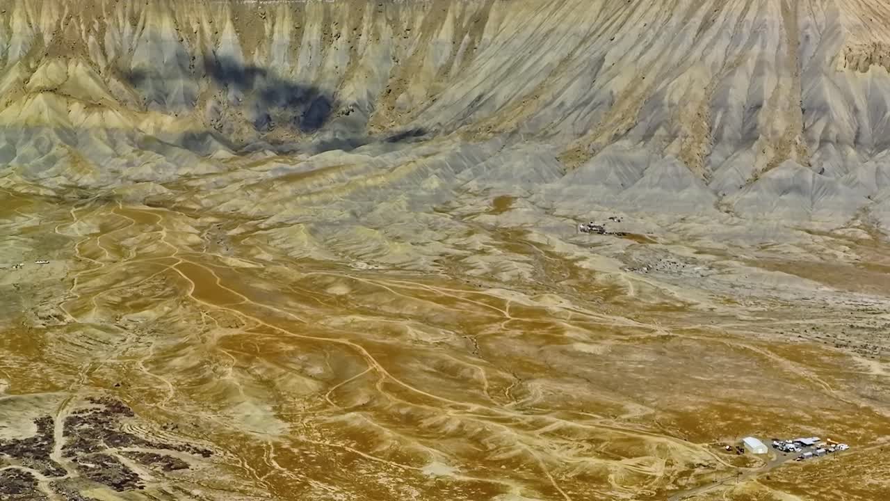 Udsigt over tørt landskab i Colorado-bjergene om dagen