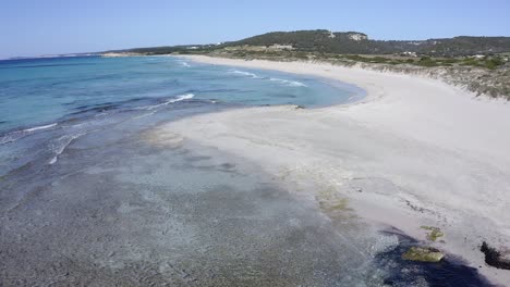 Verano-Europeo-Pasado-A-Lo-Largo-De-La-Playa-De-Son-Bou-Con-Olas-Rompiendo-En-La-Orilla