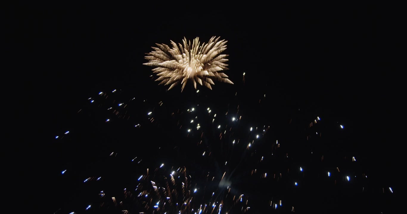 I fuochi d'artificio colorati esplodono