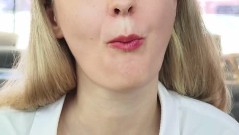 una mujer sonriendo de cerca.