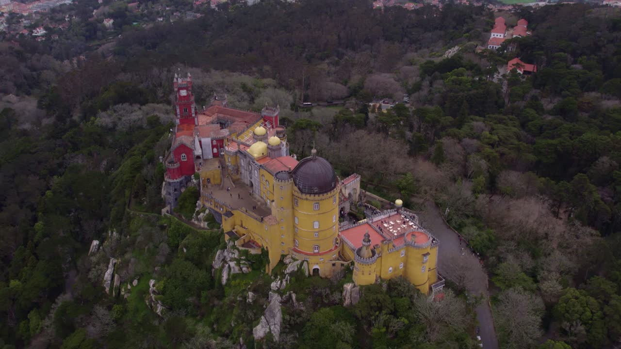Overvliegend boven het kleurrijke Paleis van Pena en Nationaal Park in Sintra, Portugal.