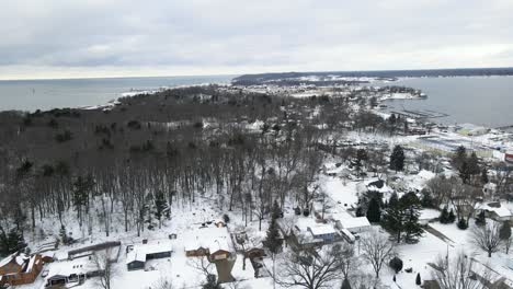 Luftvideo,-Drohne,-Die-Nach-Norden-über-Die-Dünen-Im-Beachwood-Park-In-Muskegon-Schiebt