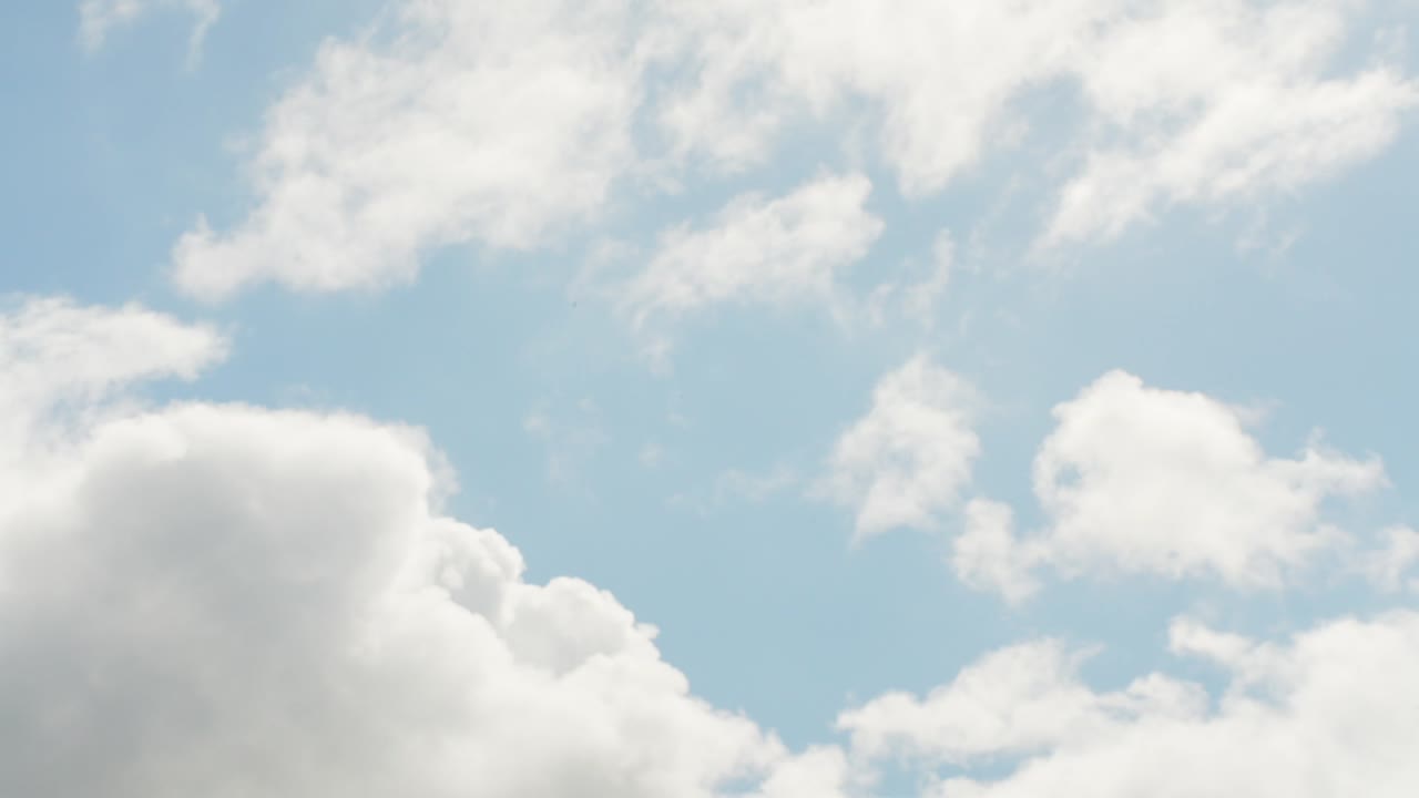 푸른 하늘, 밝은 햇빛에 구르는 밝은 하늘 구름의 시간 경과 보기