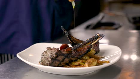 deliciosas chuletas de cordero a la parrilla rociadas con vinagreta - primer plano