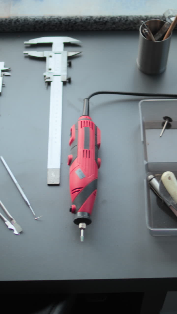 estación de trabajo con diversas herramientas y suministros