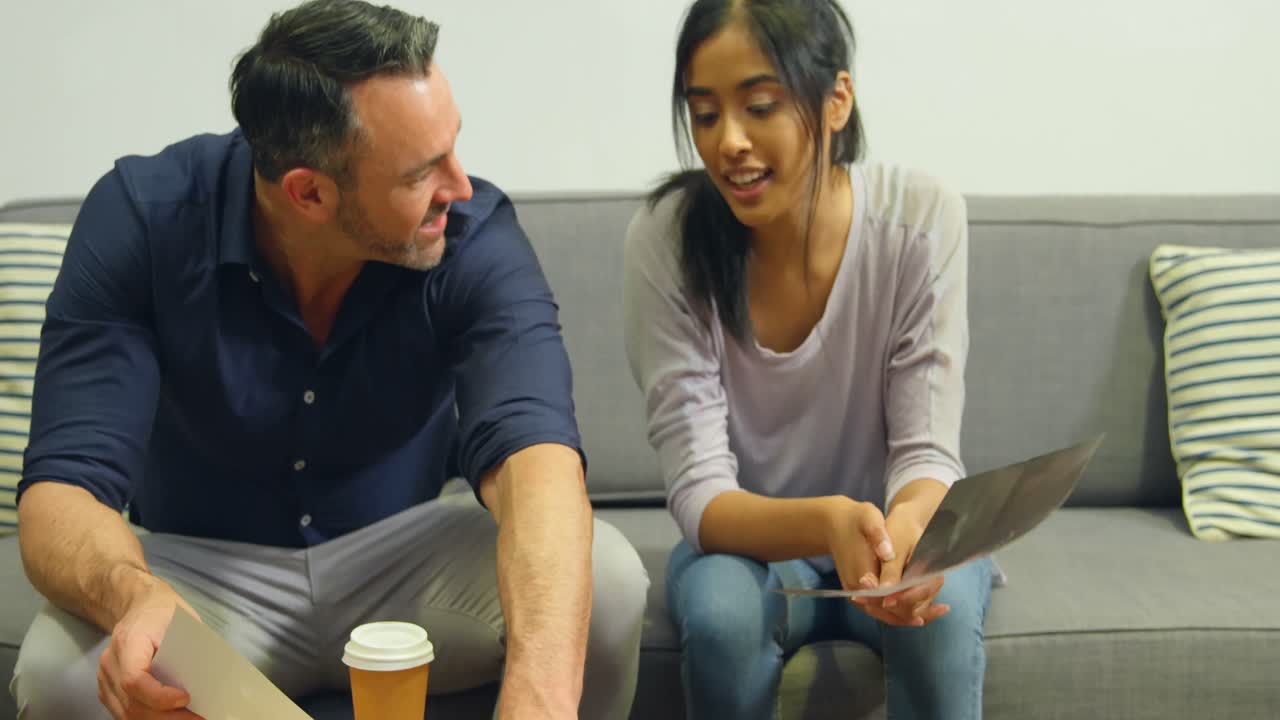 diseñadores gráficos masculinos y femeninos discutiendo sobre fotografías 4k