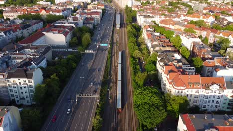 U-Bahn-Fährt-In-Den-Bahnhof-Neben-Dem-Berliner-Ring-Ein