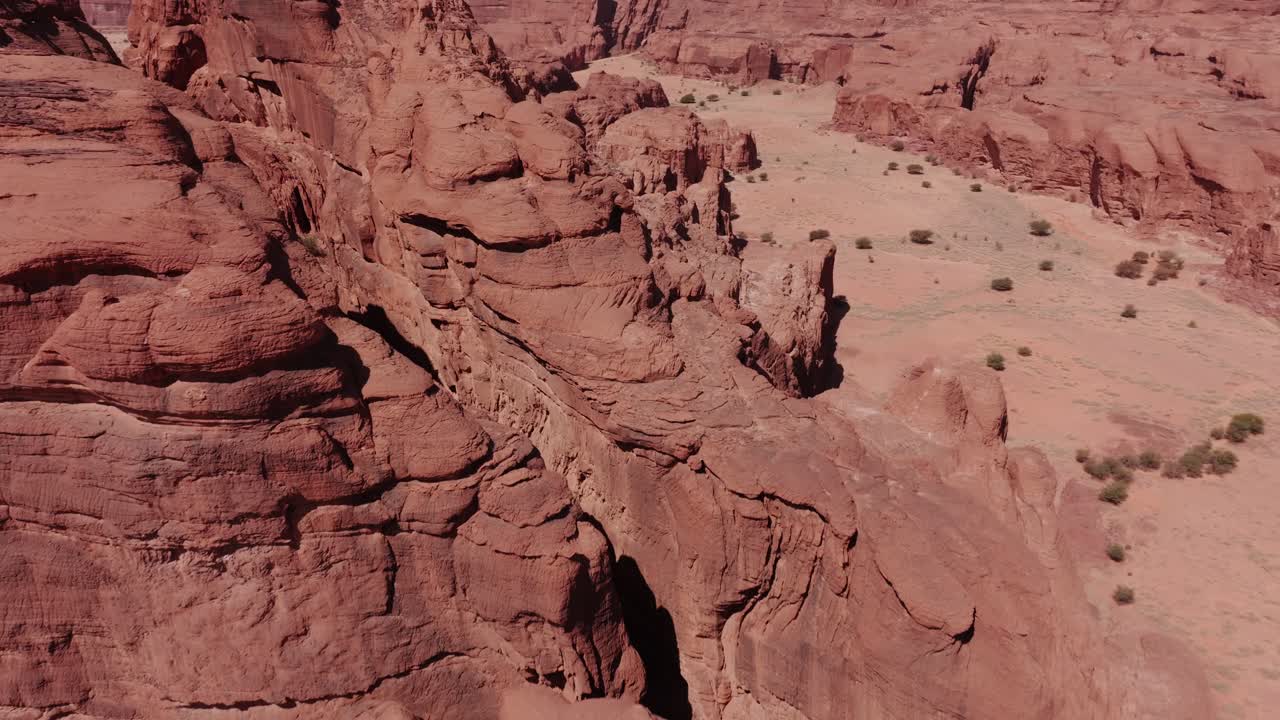 Montagne nel deserto del Sahara, veduta aerea con drone di rocce rosse nelle dune.