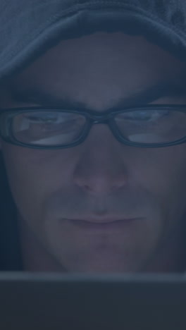 red de iconos digitales sobre la pantalla con procesamiento de datos contra un hacker masculino que usa computadora