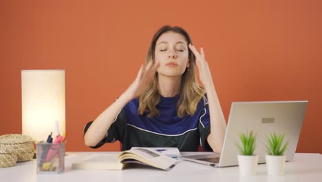 Junge-Frau,-Die-Am-Laptop-Arbeitet,-Hat-Kopfschmerzen.