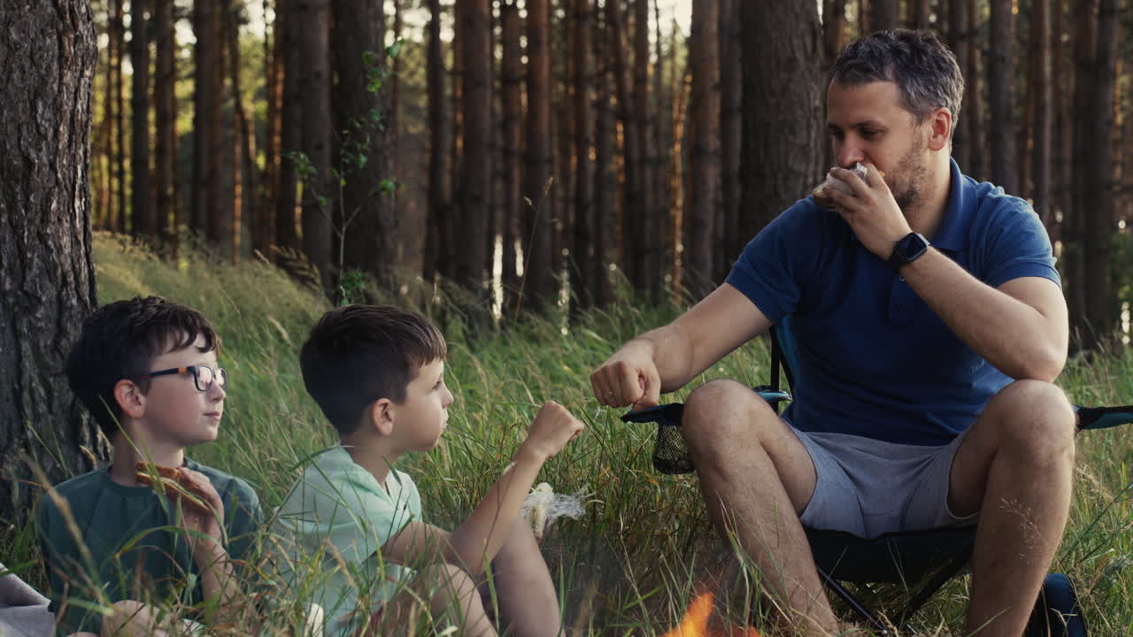 familia acampando en el bosque