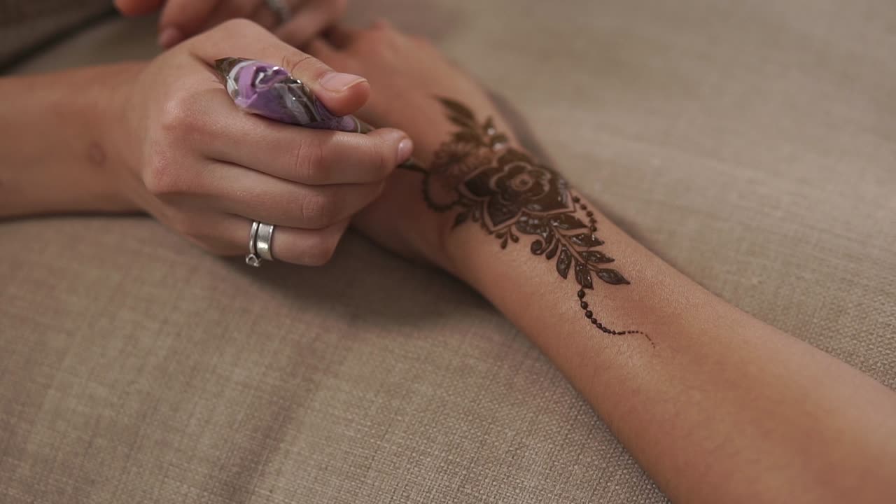 Applicazione di tatuaggio all'henné