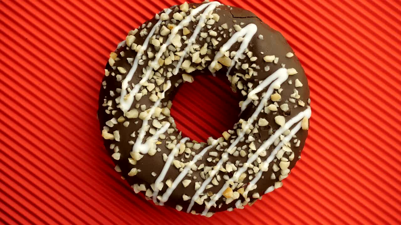 el donut glazado de primer plano.