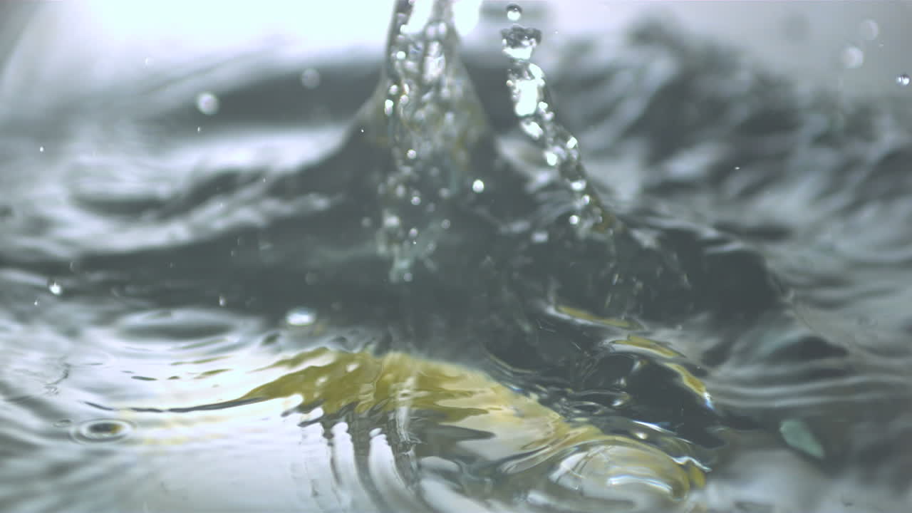 plátano cayendo en el agua