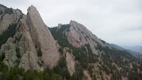 Aerial-fly-toward-Flatirons-Rock-formation-in-Boulder,-Colorado