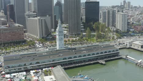 Luftaufnahme-Des-Bauernmarktes-Des-Fährgebäudes-Mit-Der-Skyline-Von-San-Francisco-Im-Hintergrund,-Kalifornien