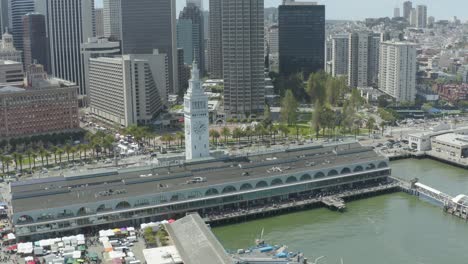 vista aérea del mercado de granjeros del edificio del ferry con el horizonte de san francisco en el fondo, california