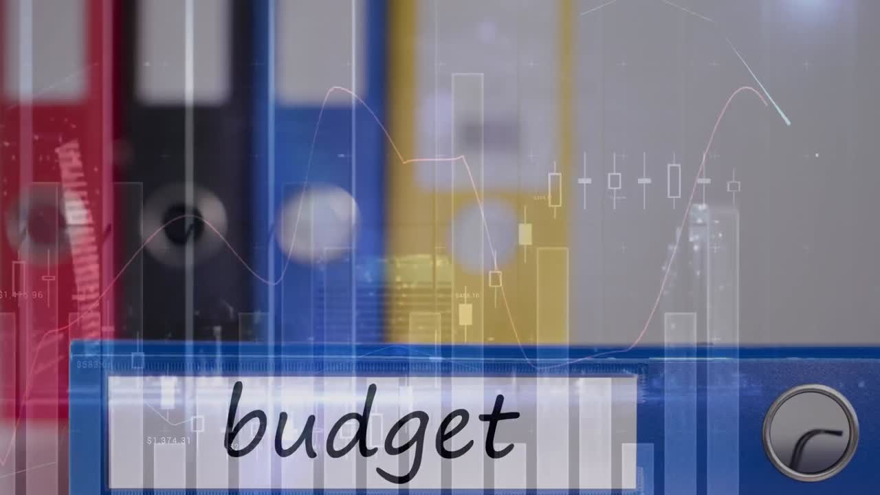 Animation av ordet Budget skrivet på en fil över en börsskärm i bakgrunden.