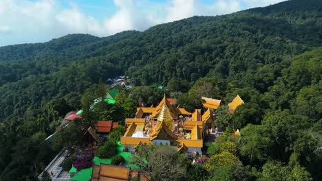 wat phra que el templo doi suthep en chiang mai parque nacional doi suthep, estupa dorada templo budista lanna en las montañas, avión no tripulado