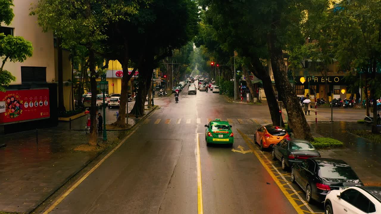 하노이, 베트남 - 2020년 4월: 구름이 쌓인 하노이 시내의 거리 교통의 공중 파노라마.