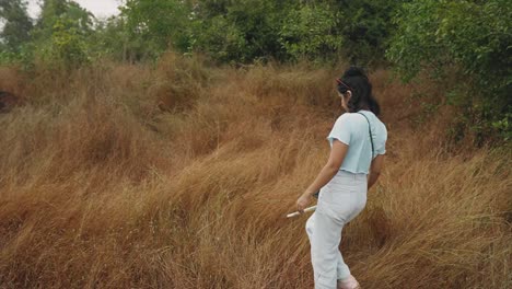 Niña-Caminando-Por-La-Hierba-Seca