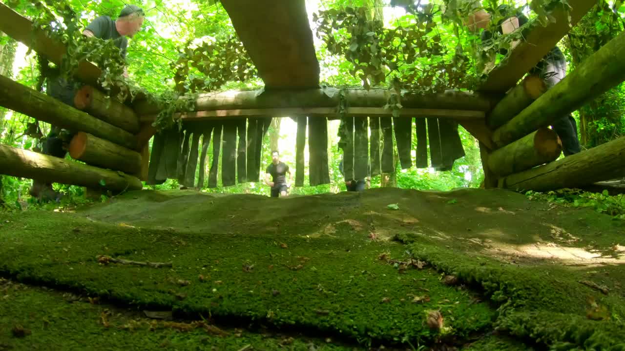 장애물 코스 4k 동안 네트  ⁇ 으로 기어가는 적합한 남성