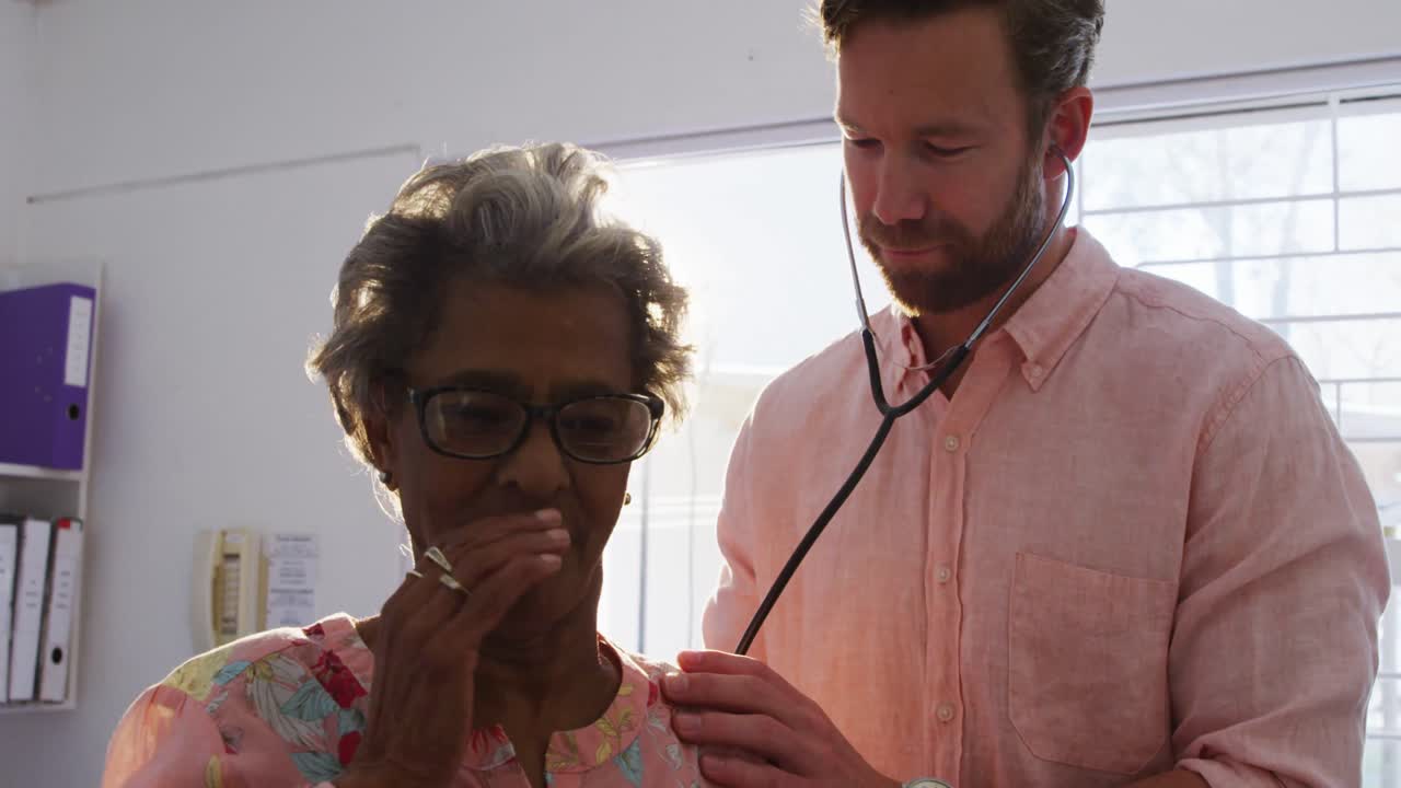 médico examinando a una mujer mayor en un hogar de ancianos